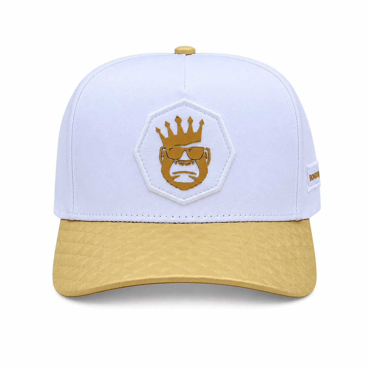 Boné BONN3H SERIES OURO branco com aba dourada texturizada e patch bordado com gorila coroado em dourado